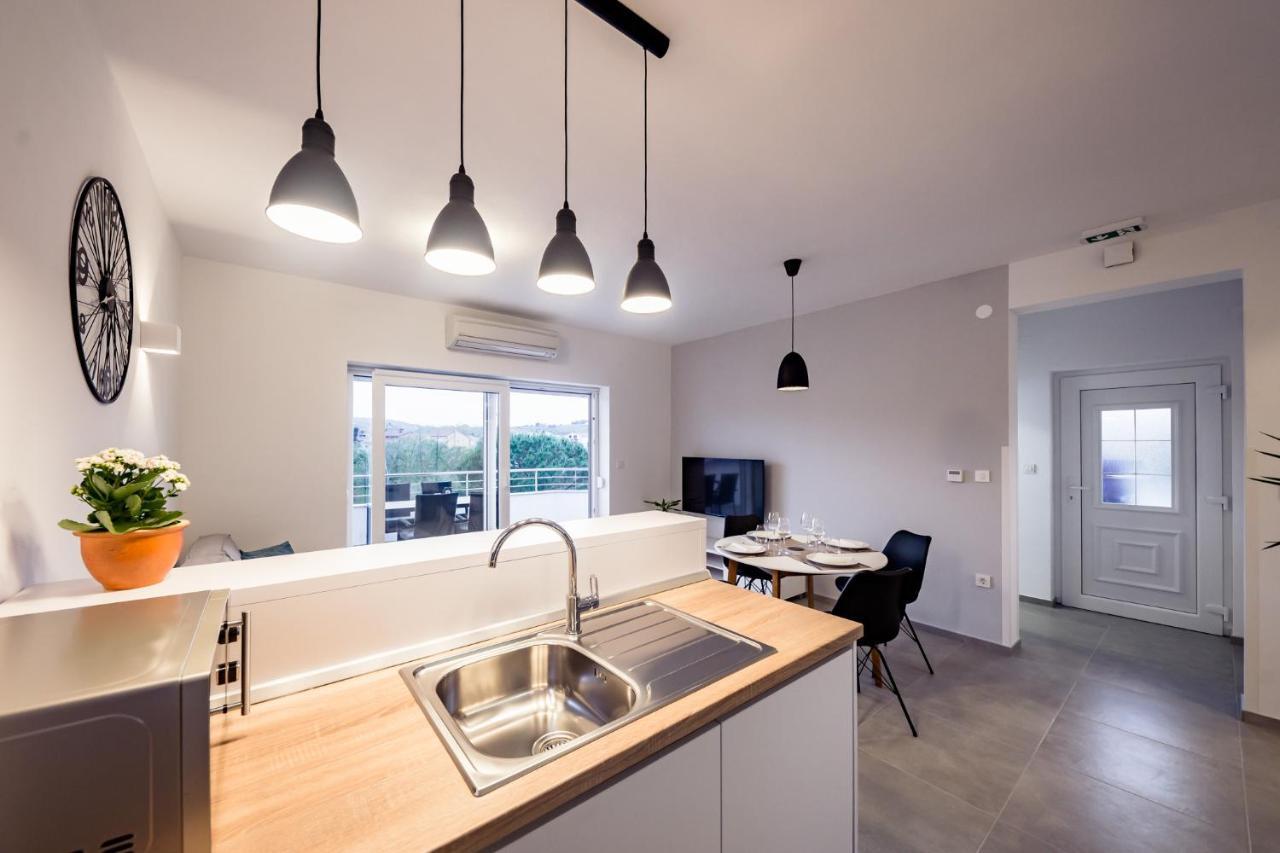 Apartmani Villa Zora 로파르 외부 사진