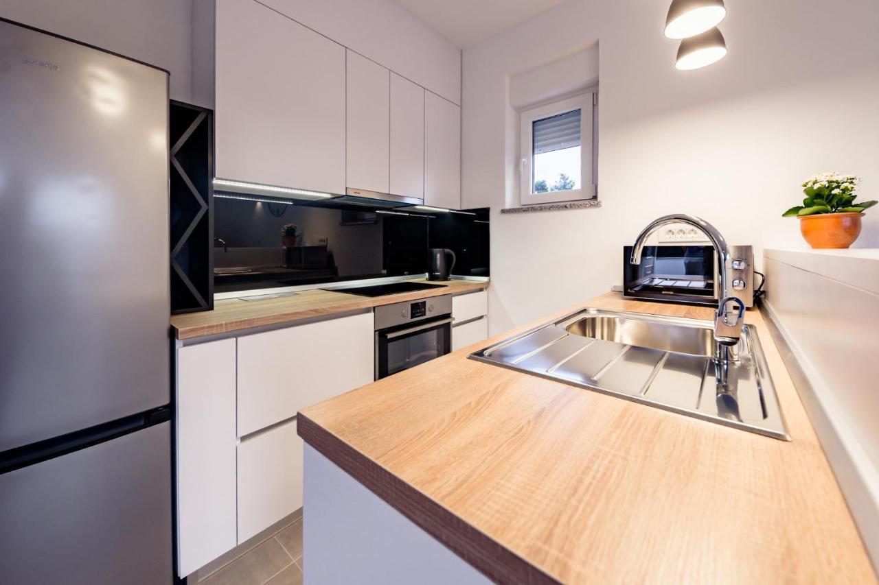 Apartmani Villa Zora 로파르 외부 사진
